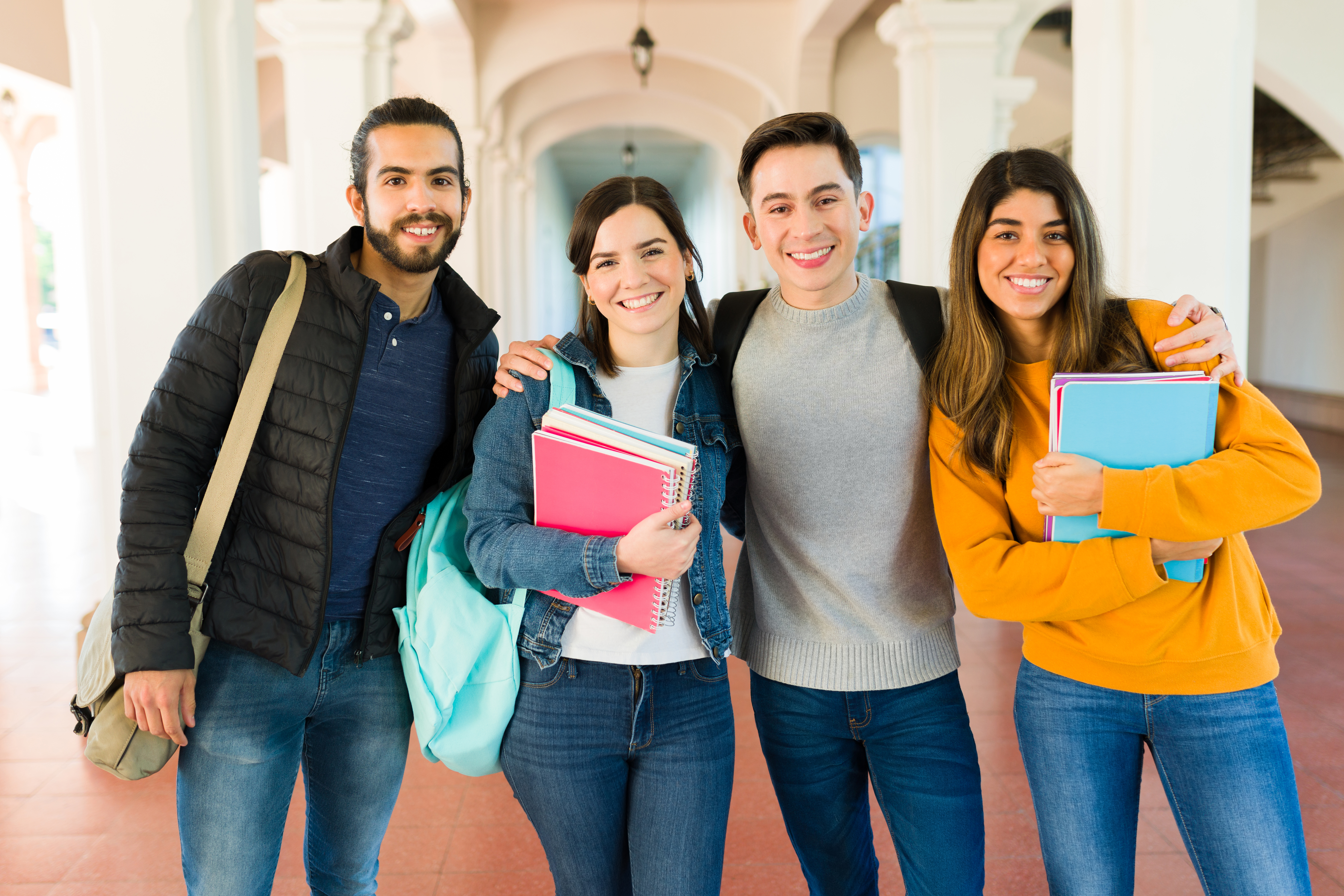 Estudiantes de bachillerato trabajando en un aula