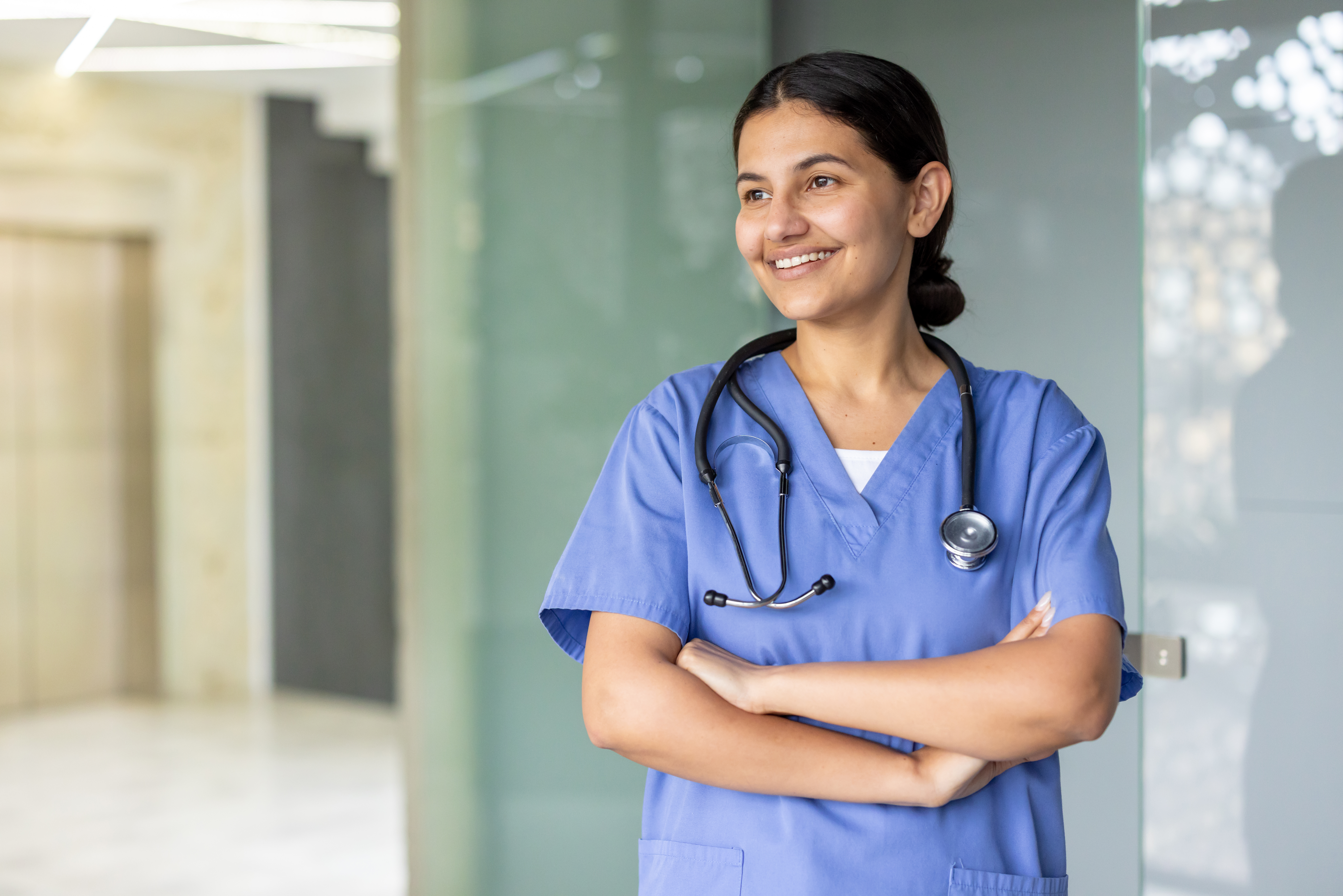 Profesionales de enfermería revisando procesos de gestión hospitalaria