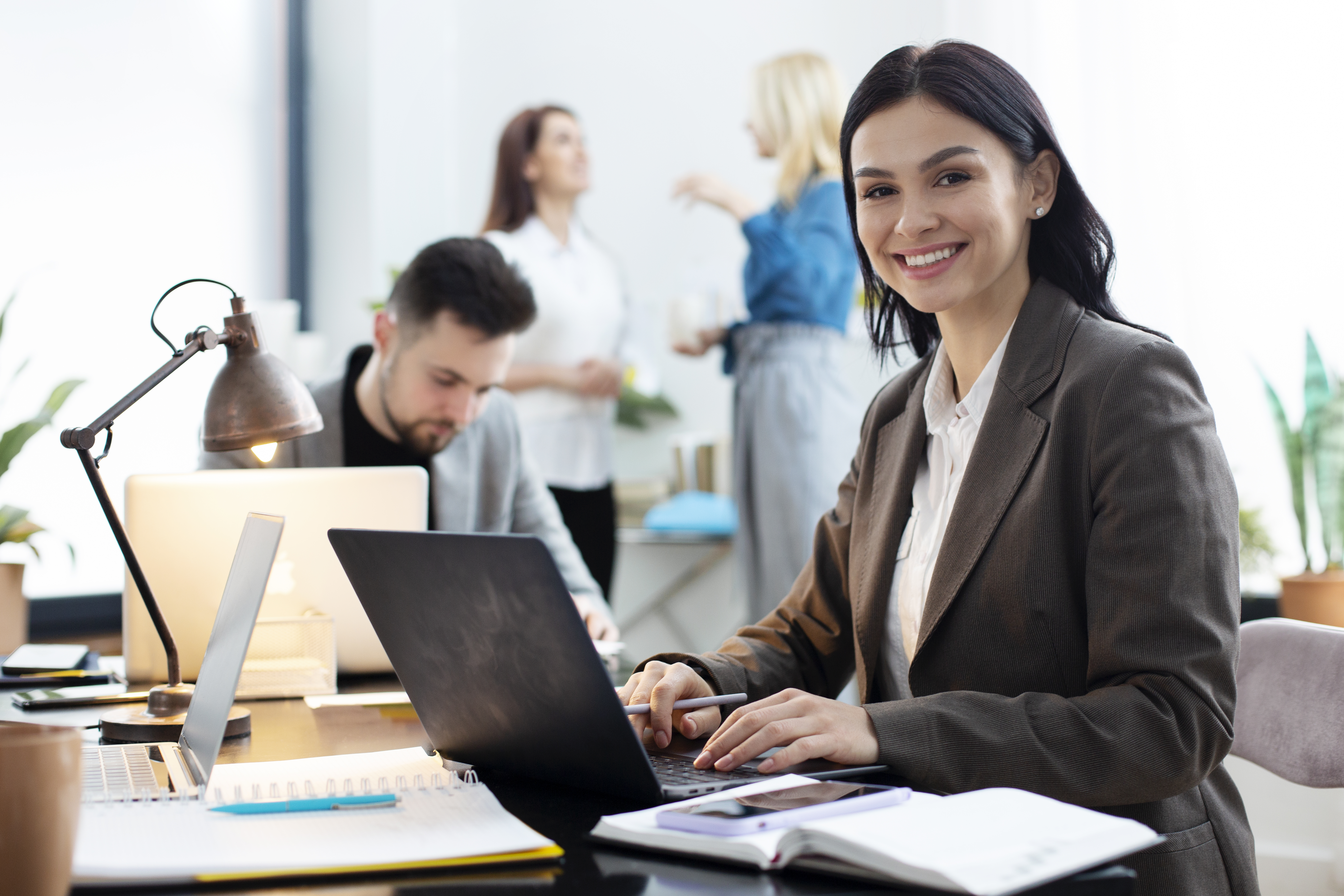 Profesionales en una sesión de dirección y administración empresarial