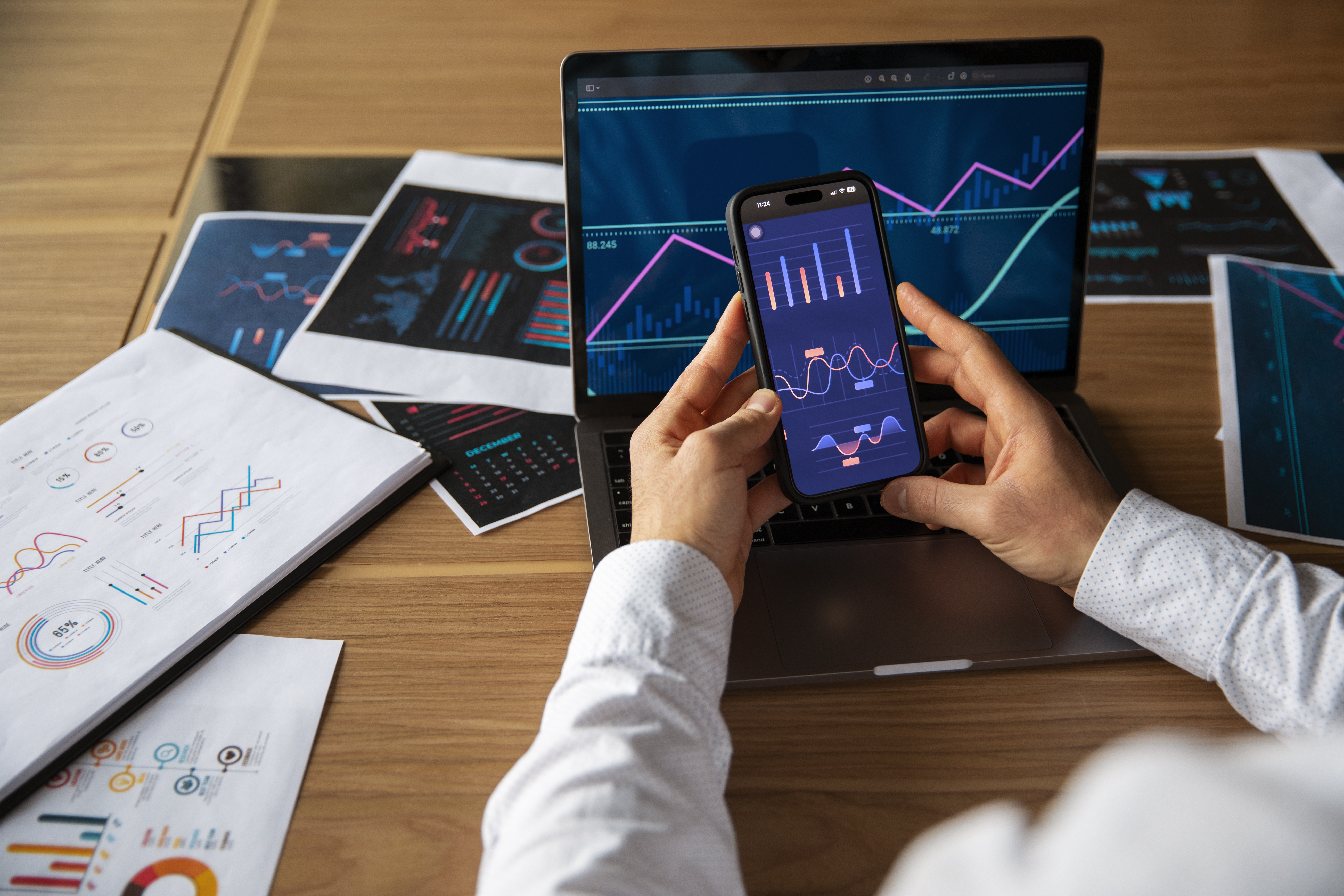 Equipo desarrollando una estrategia de negocios digitales