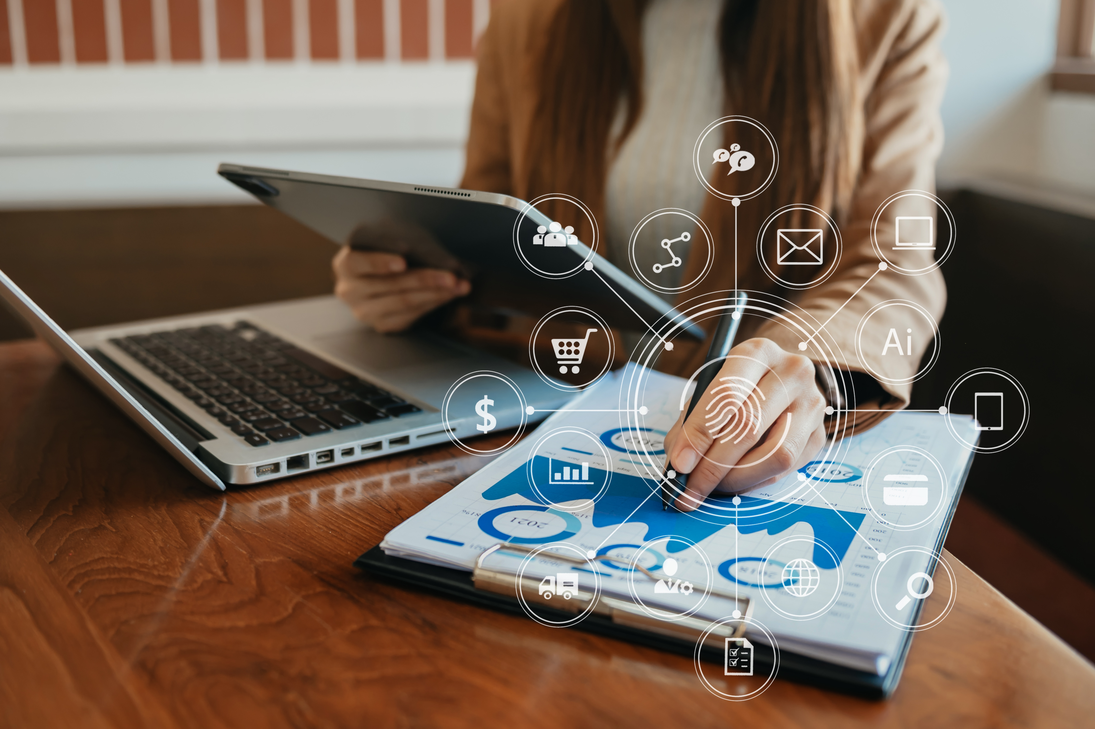 Profesional estudiando negocios digitales en modalidad virtual