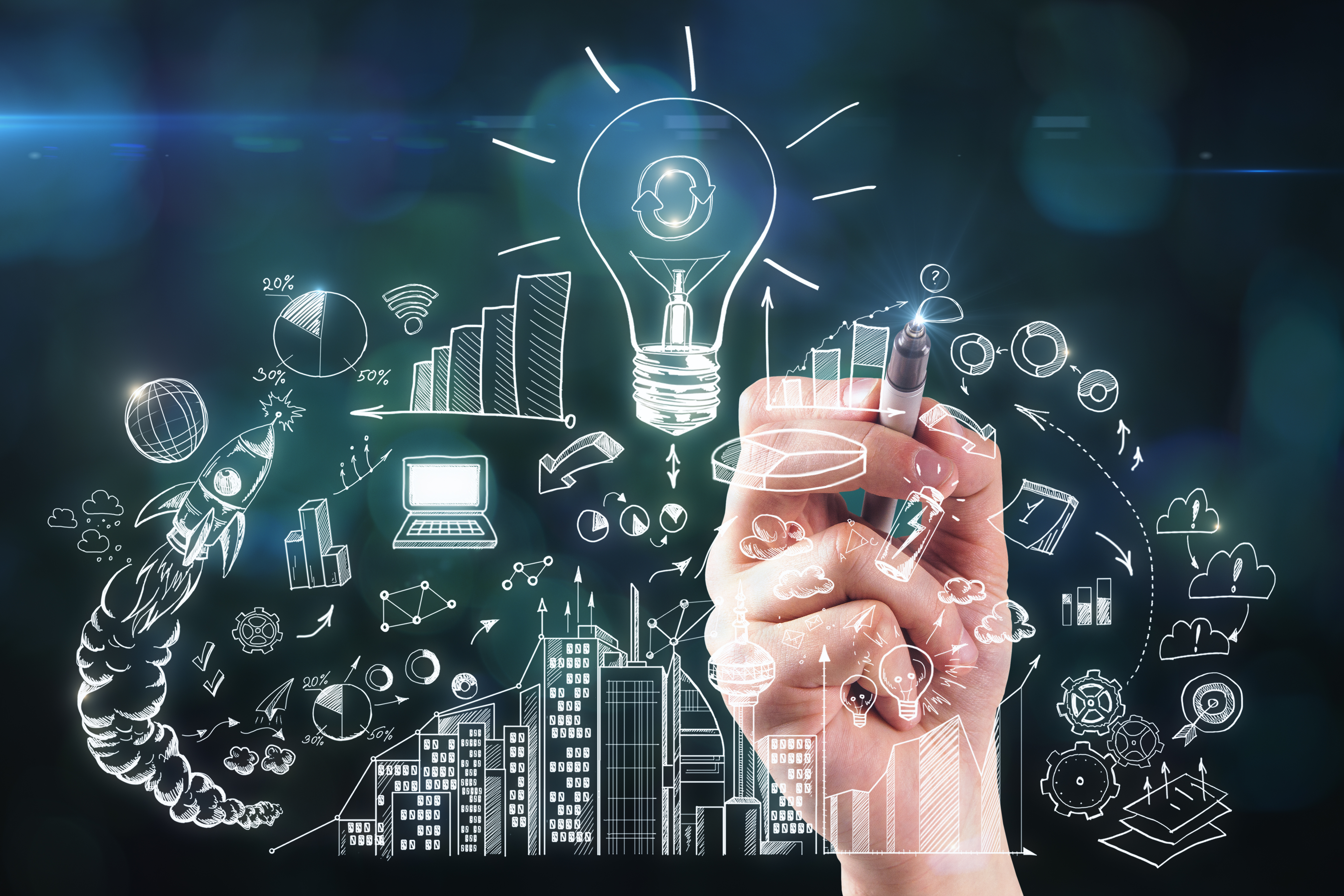 Estudiantes planeando una estrategia de mercadotecnia digital
